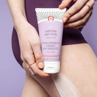 First Aid Beauty KP Smoothing Body Lotion with 10% AHA - Imagen 5