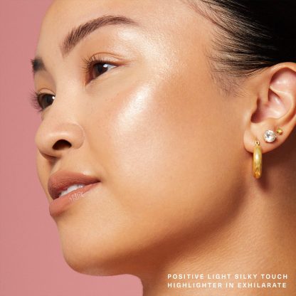 Rare Beauty by Selena Gomez Positive Light Silky Touch Highlighter - Imagen 9