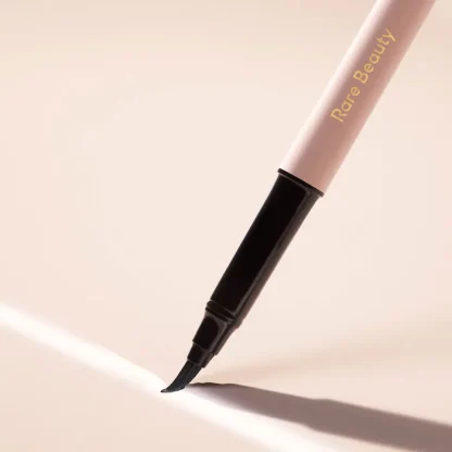 Rare Beauty by Selena Gomez Perfect Strokes Matte Liquid Liner - Imagen 5