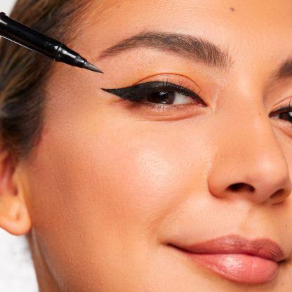 Rare Beauty by Selena Gomez Perfect Strokes Matte Liquid Liner - Imagen 3