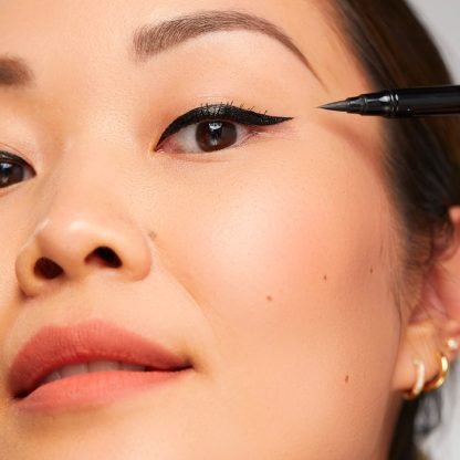 Rare Beauty by Selena Gomez Perfect Strokes Matte Liquid Liner - Imagen 2