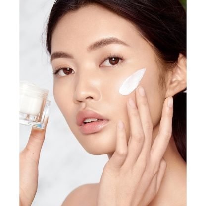 Charlotte Tilbury Magic Cream Moisturizer with Hyaluronic Acid - Imagen 2
