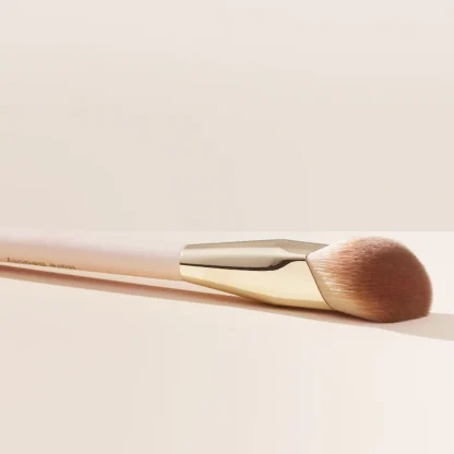 Rare Beauty by Selena Gomez Liquid Touch Foundation Brush - Imagen 2