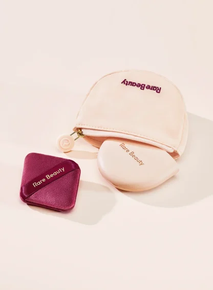 RARE BEAUTY Powder Pouch - Imagen 2