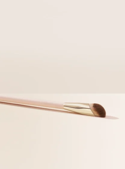 RARE BEAUTY Liquid Touch Concealer Brush - Imagen 2