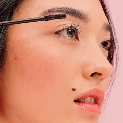 Benefit Cosmetics  Roller Lash Curling & Lifting Mascara - Imagen 5