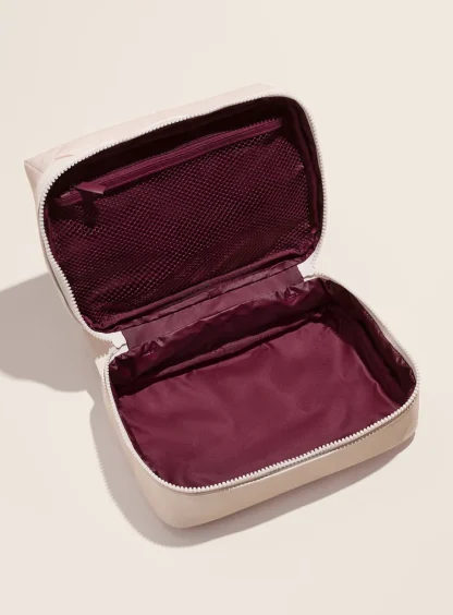 RARE BEAUTY Puffy Toiletry Bag - Imagen 5