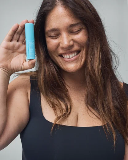 TULA SKINCARE Glow + Get It cooling & brightening eye balm - Imagen 6