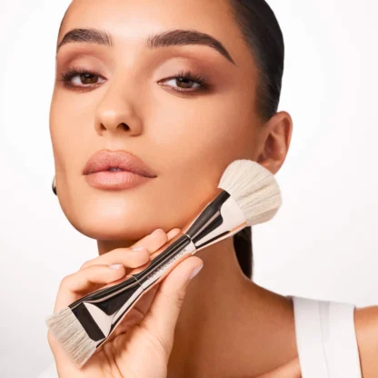 PATRICK TA  Dual Ended Foundation Brush - Imagen 2