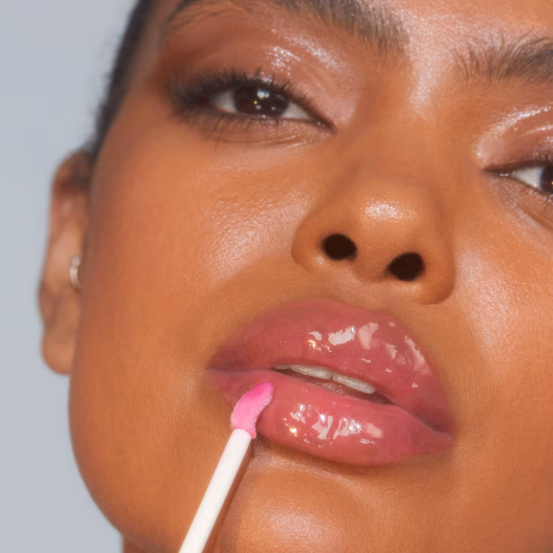 R.E.M. BEAUTY Essential Drip Glossy Balm in Strawberry Soda - Imagen 2