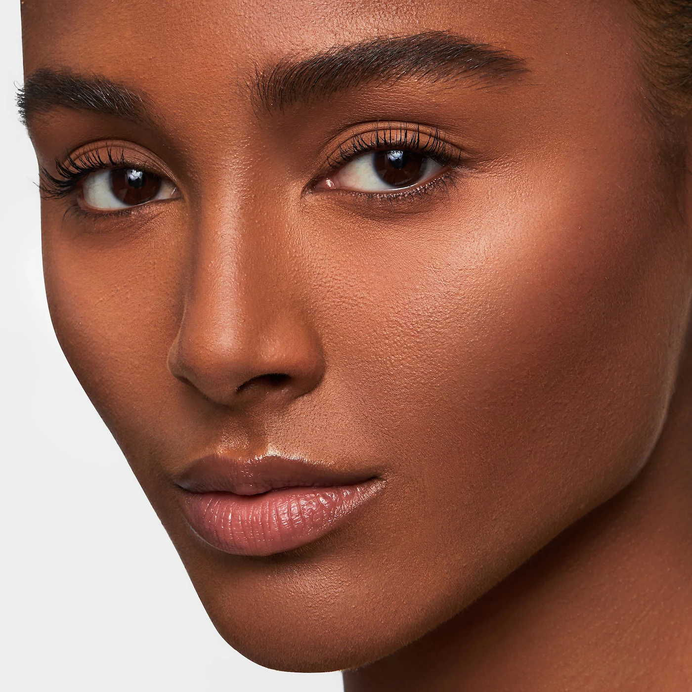 MAKEUP BY MARIO Soft Glow Highlighter in Bronze (luminous copper-infused bronze) - Imagen 2